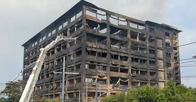 আগুনে পুড়ে যাওয়া ভবন